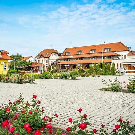 Hotel Rozsa Csarda Bungalow & Caravan Park Hegyeshalom Exterior photo